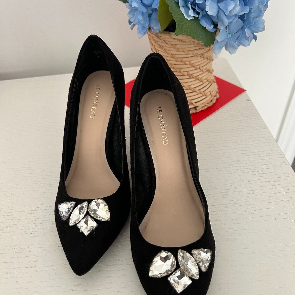 Pointed-toe high hell pumps with jewel style bow
